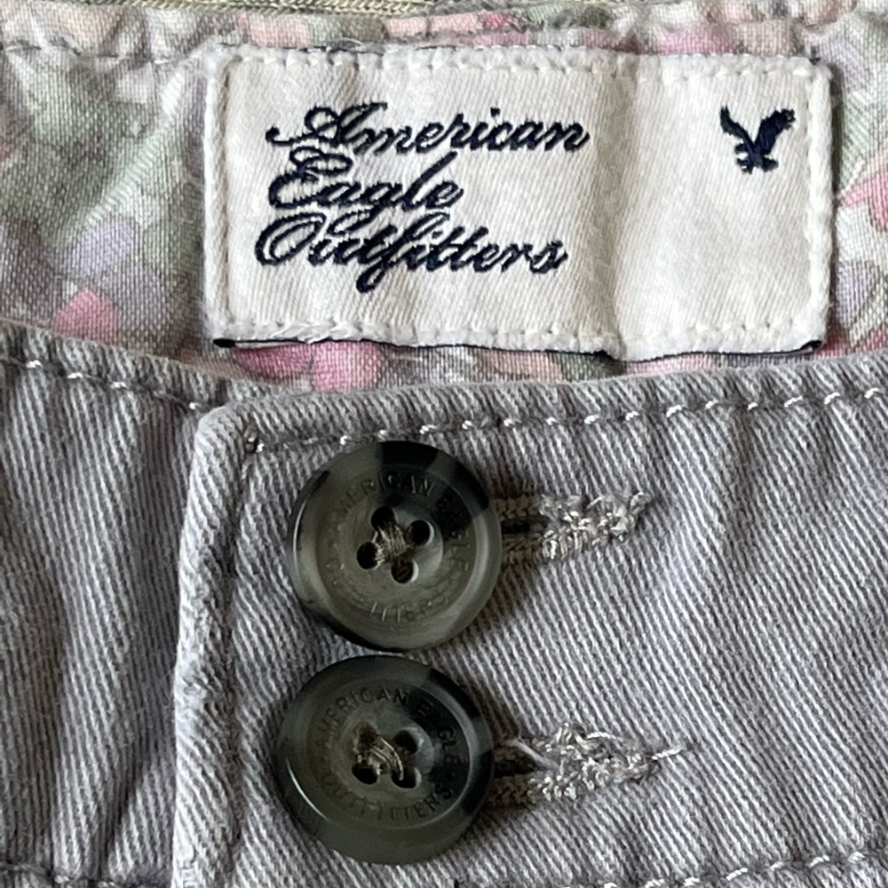 I am selling these American eagle gray shorts!